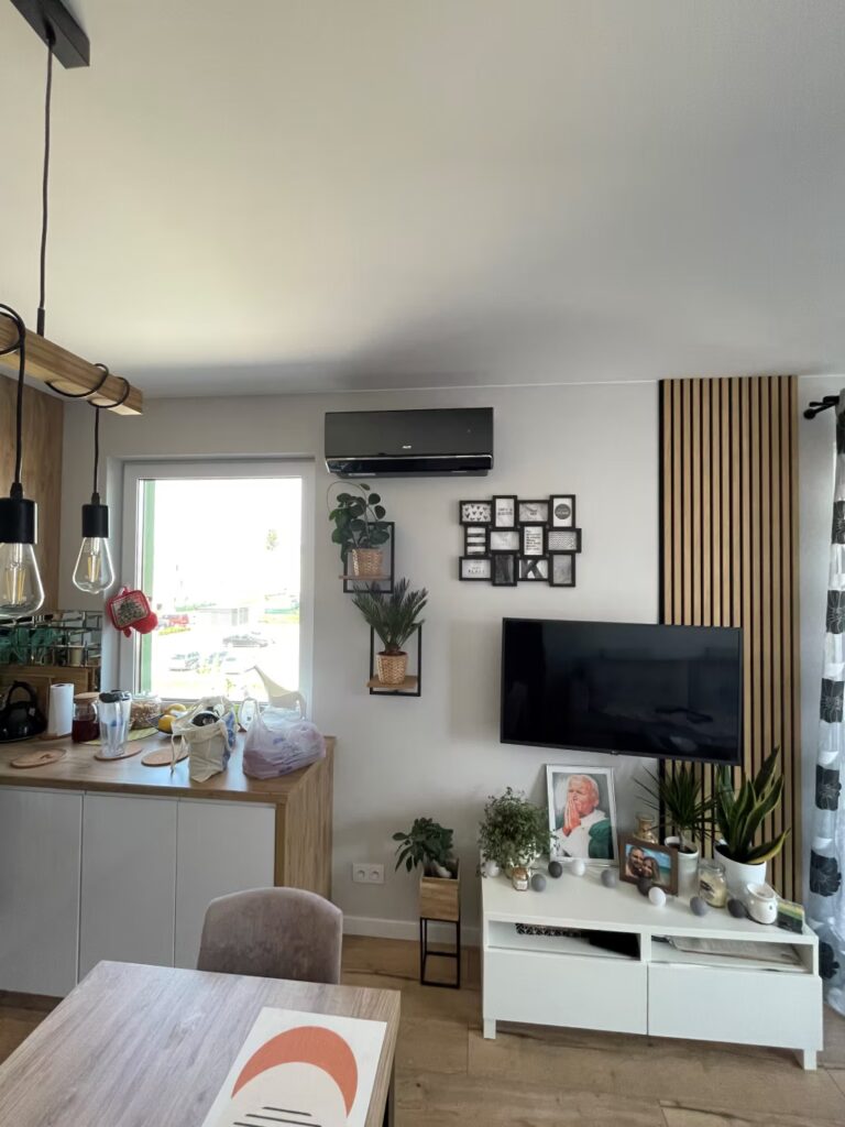 Klimatyzacja jest zamontowana w salonie z nadmuchem na hol