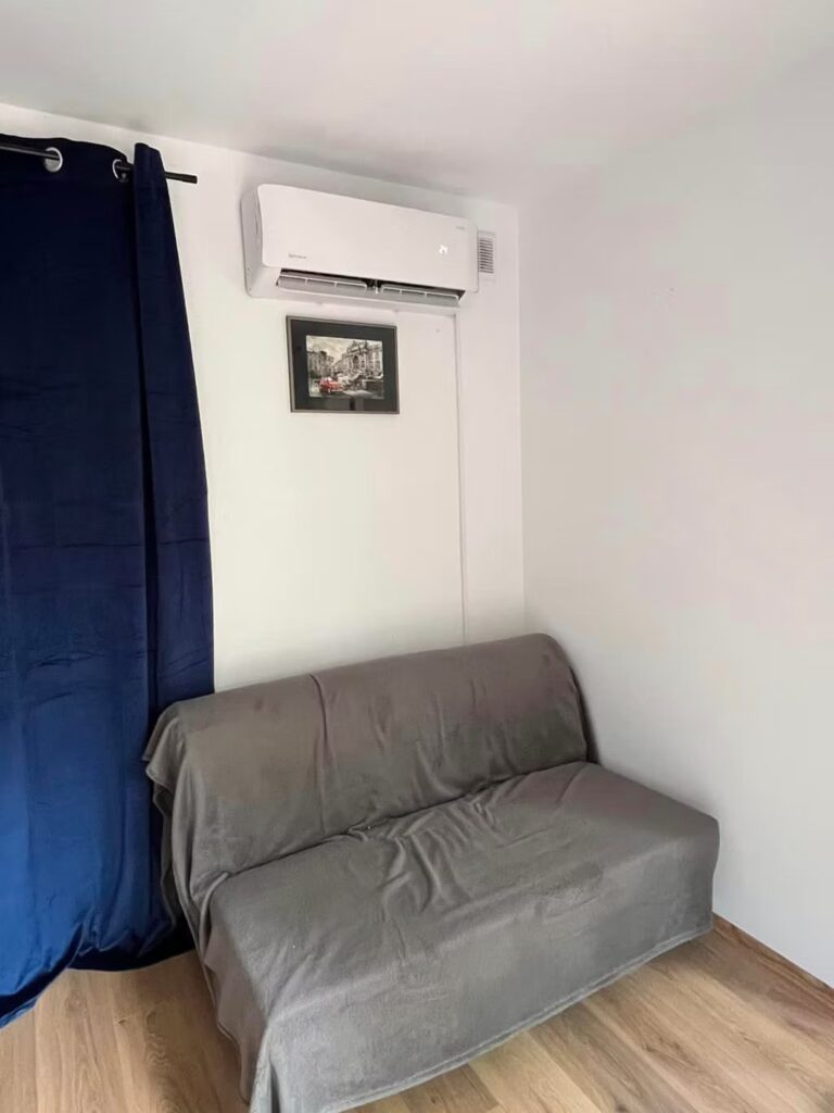 Klimatyzacja Rotenso Imoto zamontowana w małym domku letniskowym