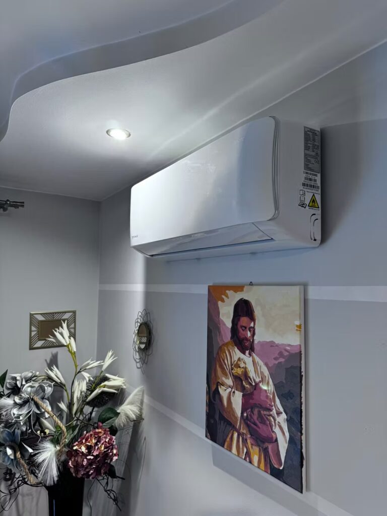 Czysty montaż klimatyzacji Rotenso Imoto o mocy 3,5kW w salonie domu jednorodzinnego