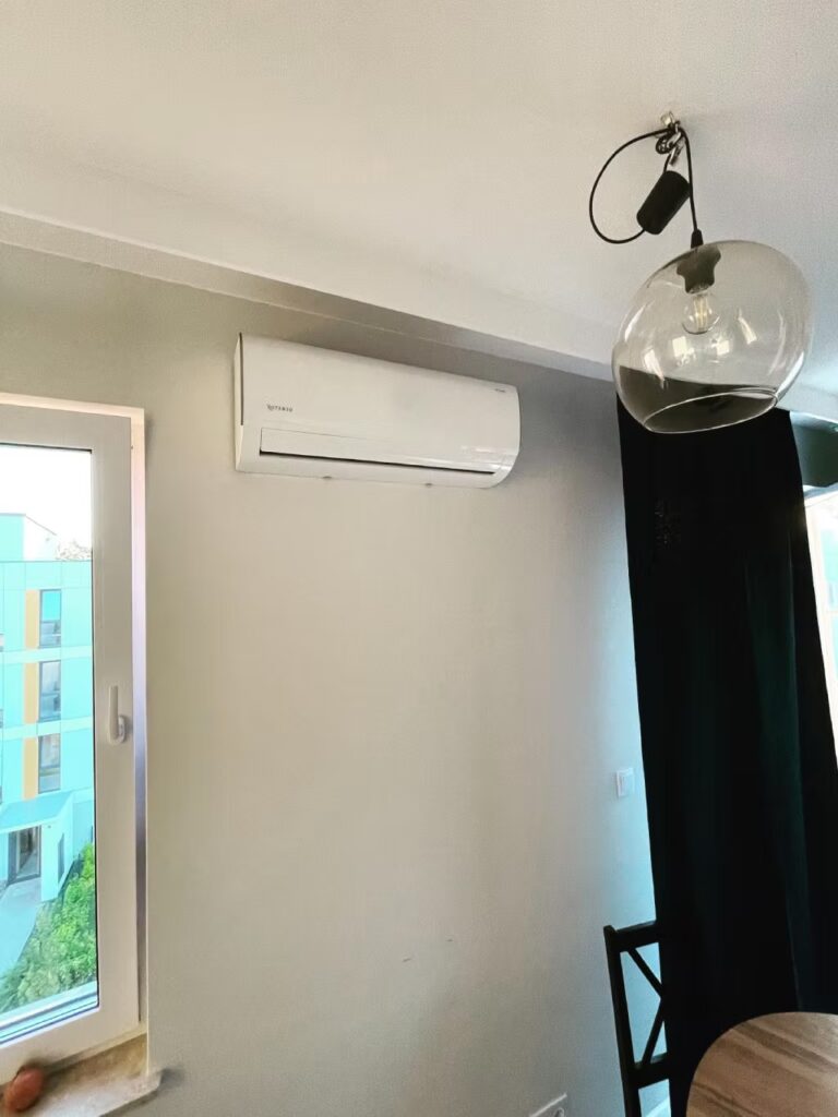 Prosty montaż klimatyzacji przez ścianę na balkon