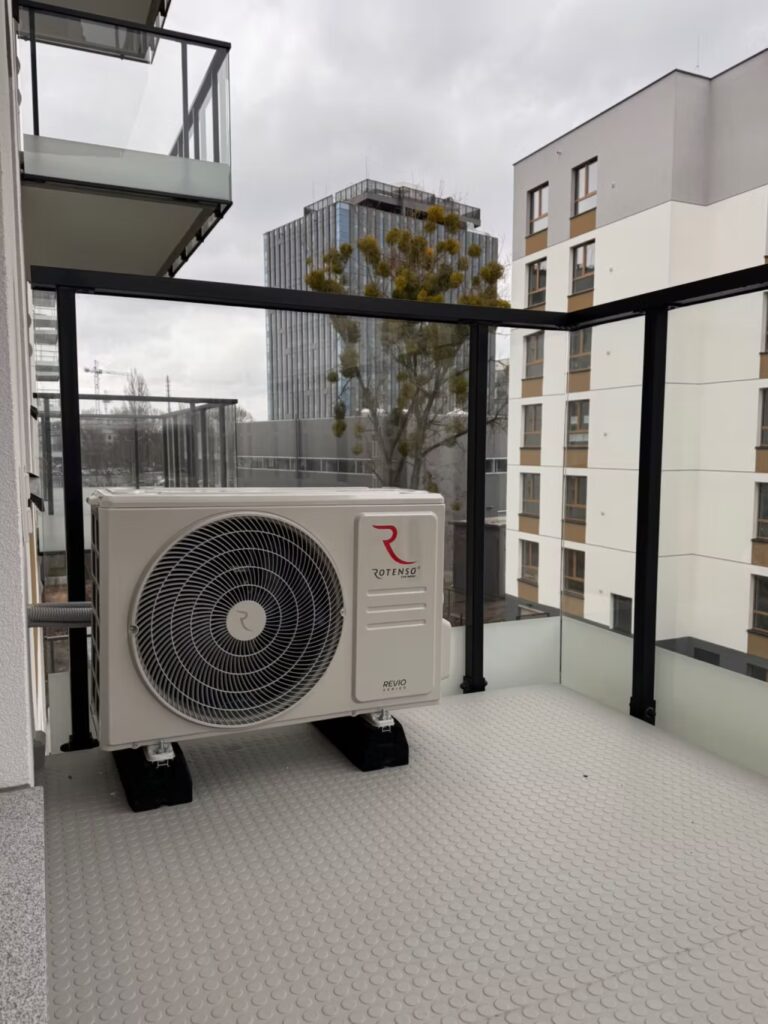 Jednostka zewnętrzna klimatyzacji Rotenso Revio na balkonie