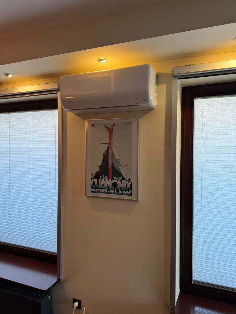 Montaż klimatyzacji rotenso revio w salonie do grzania