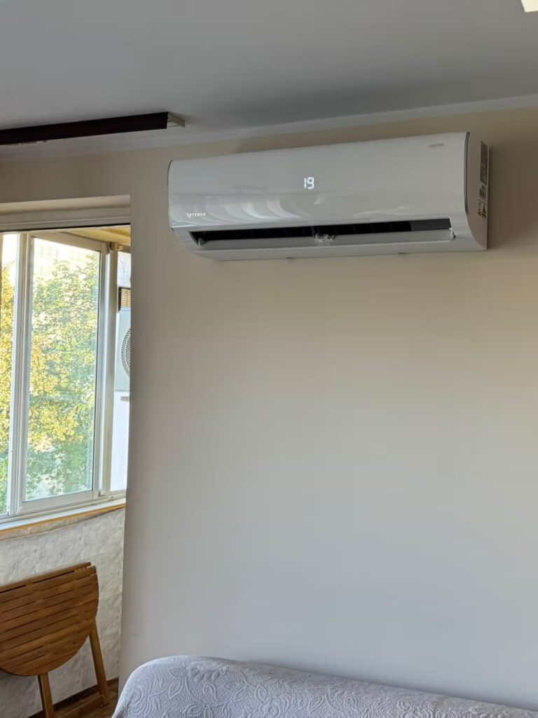 Klimatyzacja Rotenso Ukura zamontowana w salonie w bloku