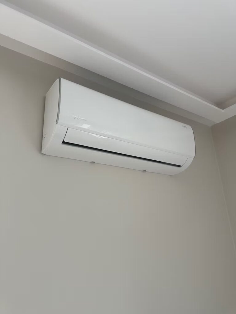 Klimatyzacja zamontowana pod sufitem podwieszanym z ledami