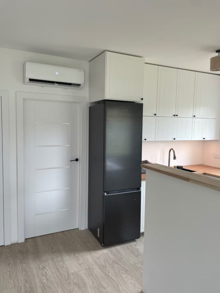 Montaż Ukury odbył się podtynkowo a sama klimatyzacja znajduje się nad drzwiami do sypialni