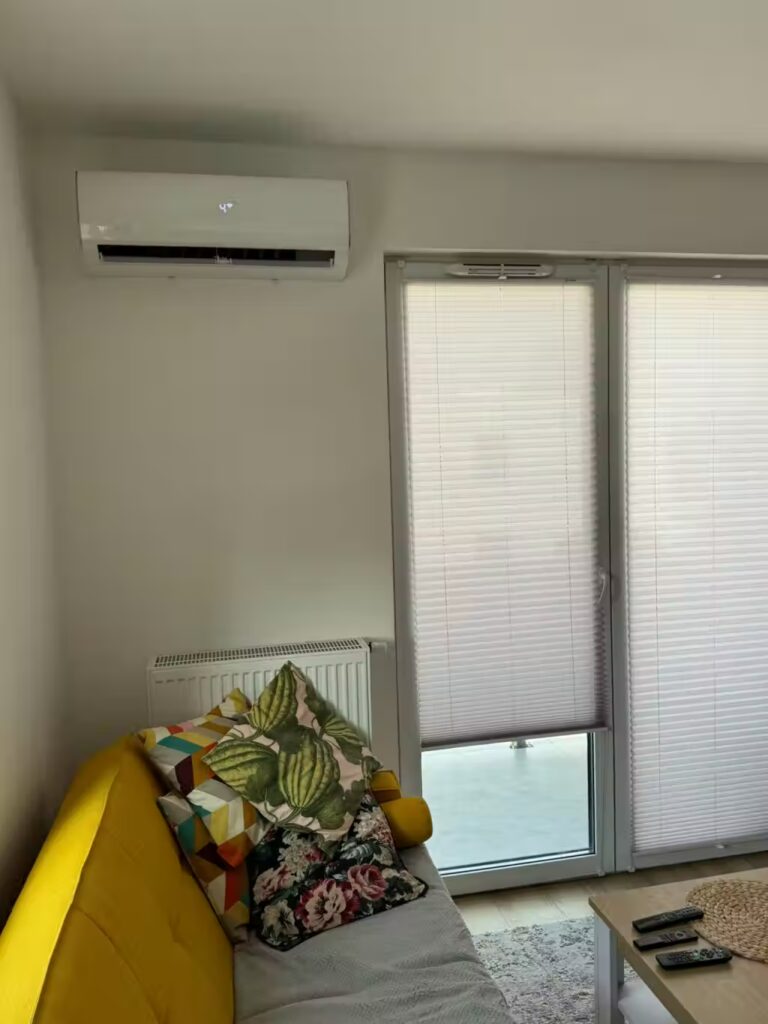 Zamontowana klimatyzacja Ukura w salonie na 3 piętrze w bloku