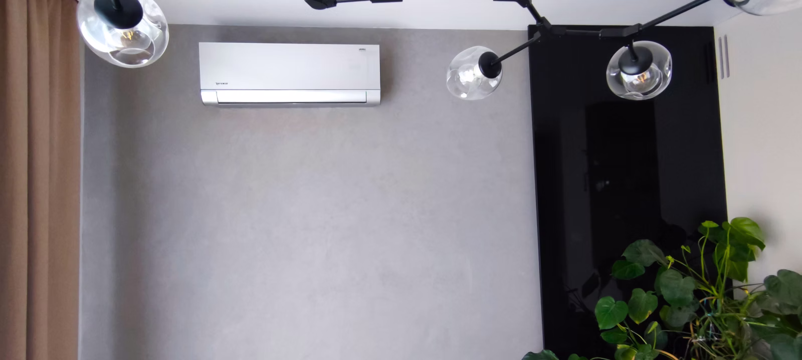 Klimatyzacja Rotenso Versu Silver zmontowana w salonie z aneksem kuchennym