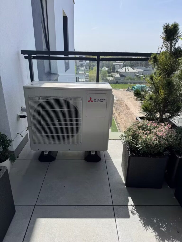 Montaż dużego agregatu Mitubishi na balkonie na stopach typu BigFoot