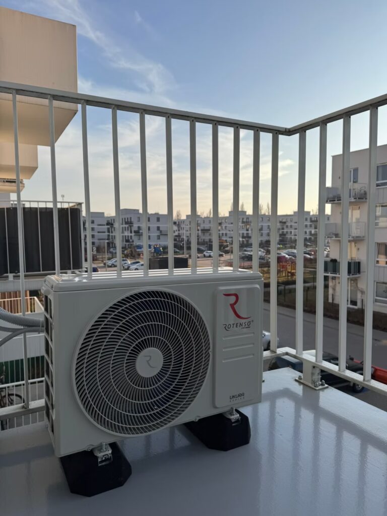 Czysty i schludny montaż na balkonie agregatu marki Rotenso