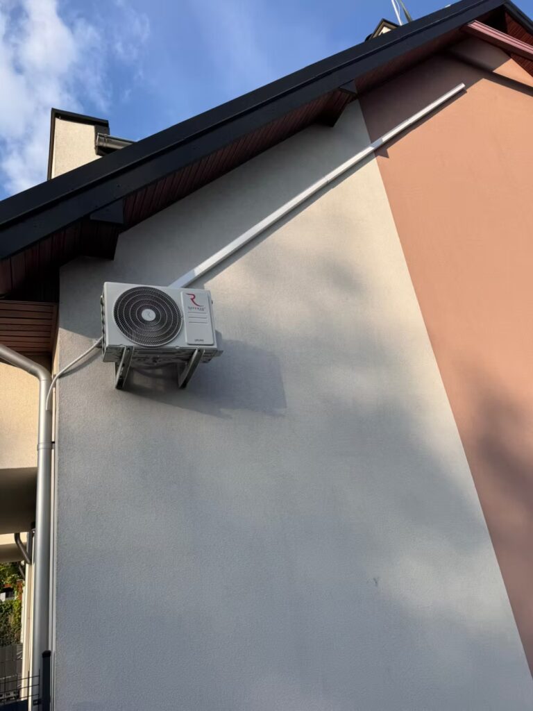 Agregat zamontowany na elewacji z długo instalacją