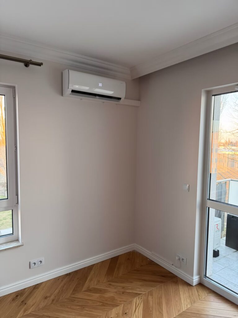 Prosty montaż przez ściane modelu Ukura