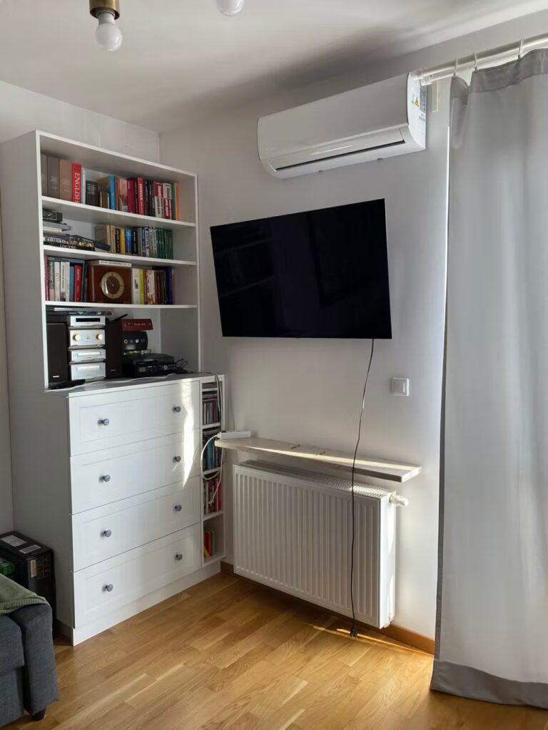 Montaż Ukury w małym saloniku tuż nad telewizorem