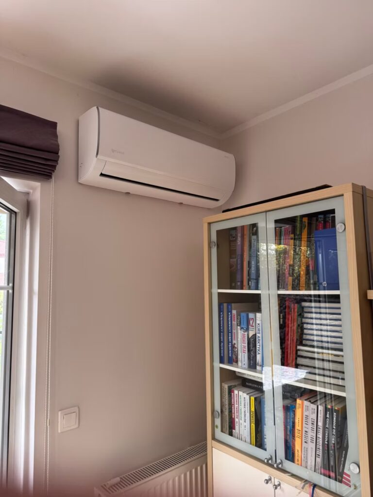 Model Ukura 3,5kW zamontowana w rogu w dużym salonie