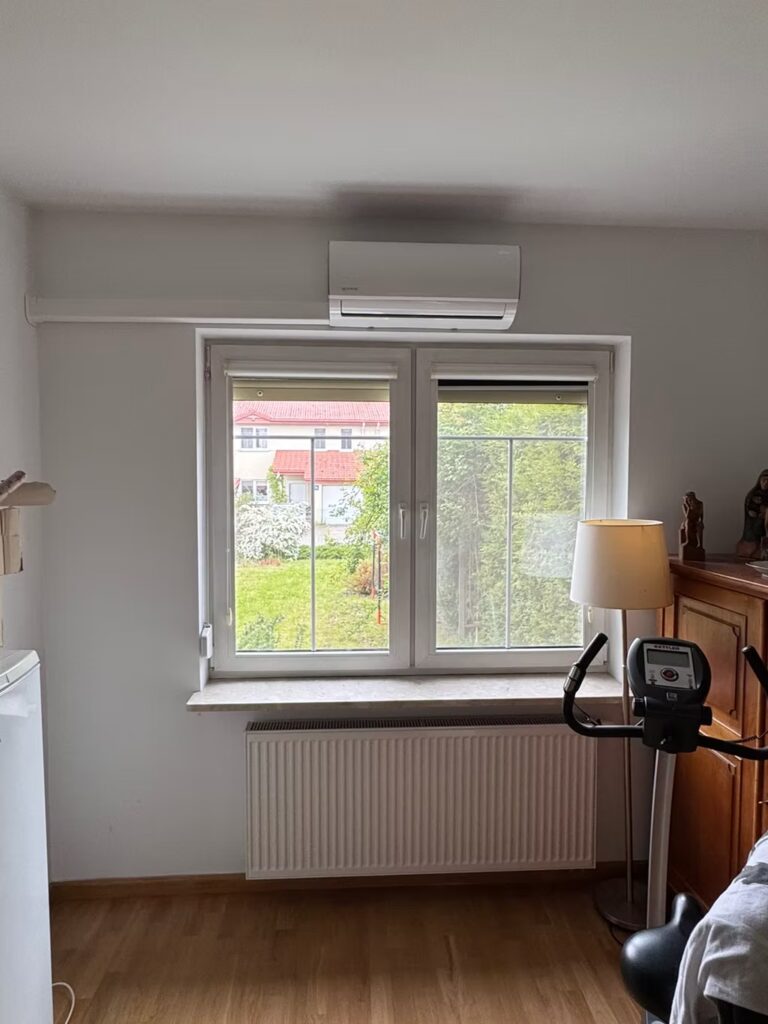 Biuro i model Ukura z wyprowadzeniem przewodów w korytku